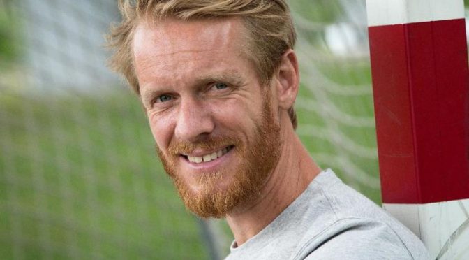 Næsten 100 mødte op for at høre bysbarnet Tobias Hansen fortælle om sin vej ind i sportsjournalistikken